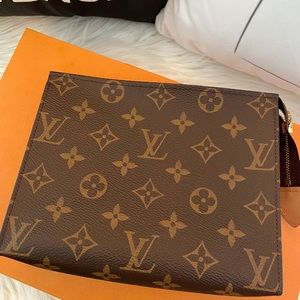 Louis Vuitton Monogram Toiletry 19